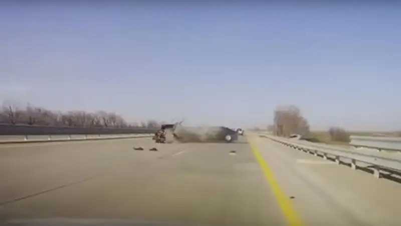 На автобане в Капчагае BMW на скорости снес стоявшую по центру дороги машину