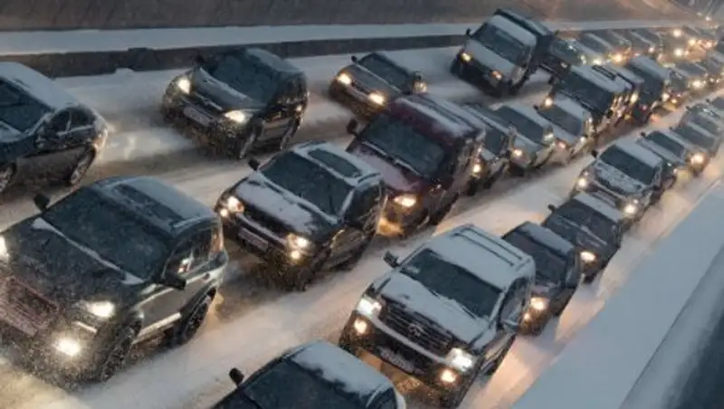 Непогода в Алматы и Астане ухудшила проблемы с пробками на дорогах