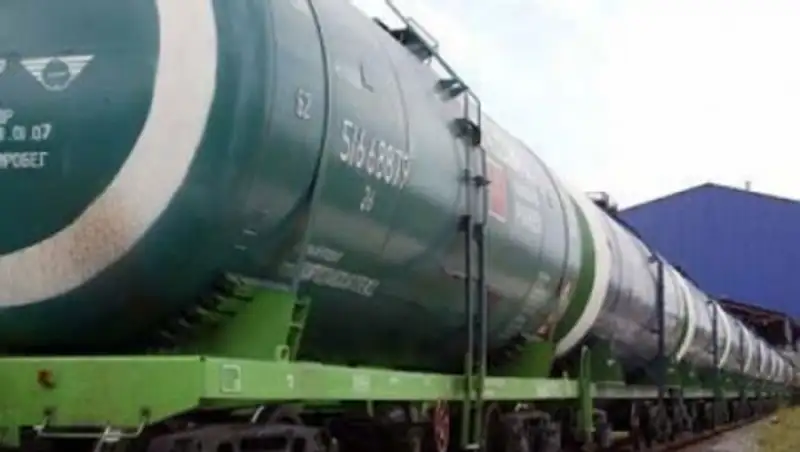 Назарбаев поручил пропустить 470 вагонов ГСМ, простаивающих на границе РК и КР – Атамбаев