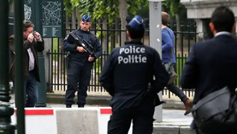 Вооруженный грабитель захватил заложников в брюссельском супермаркете