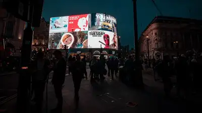 В Лондоне пострадали люди при давке, фото - Новости Zakon.kz от 16.12.2022 12:18