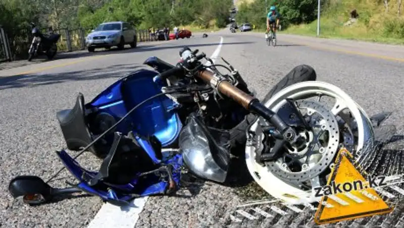 Спортивный мотоцикл разорвало в результате ДТП в Алматы
