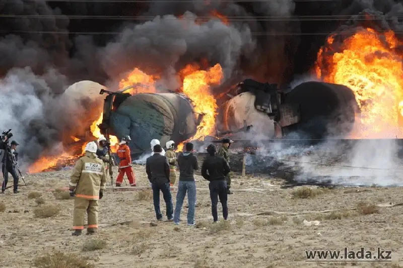 Цистерны с нефтью горят в промзоне Актау (фото), фото - Новости Zakon.kz от 16.11.2013 21:43