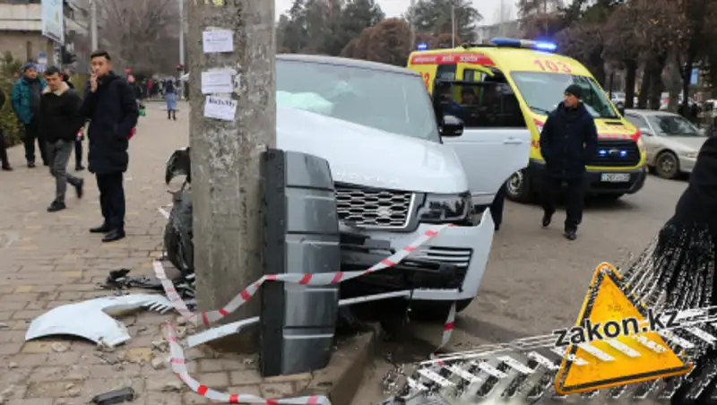 Водитель элитного внедорожника устроил массовое ДТП и сбил несколько пешеходов в Алматы