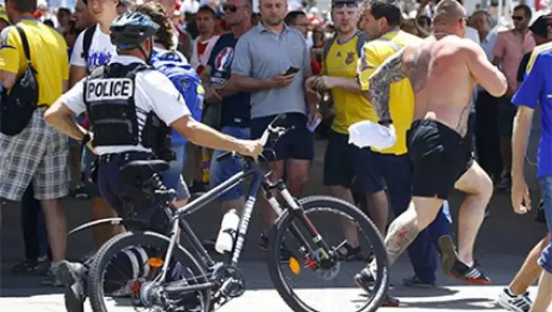 Полиция Марселя применила слезоточивый газ против украинских и польских фанатов