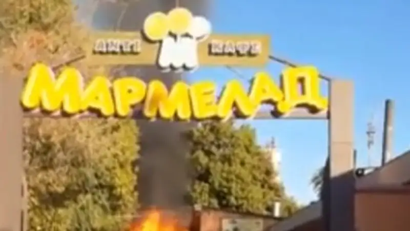 В Шымкенте во время пожара в антикафе огонь перекинулся на частный сектор