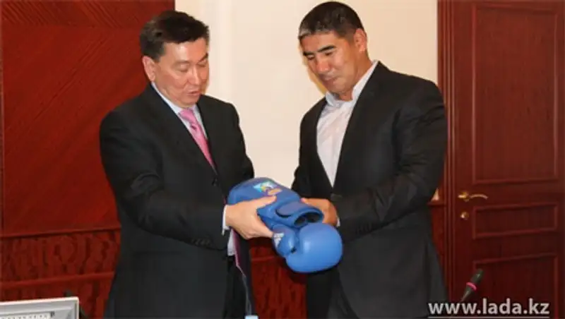 Аким Мангистау встретился с призерами чемпионата мира по боксу и их тренером, фото - Новости Zakon.kz от 07.11.2013 16:27