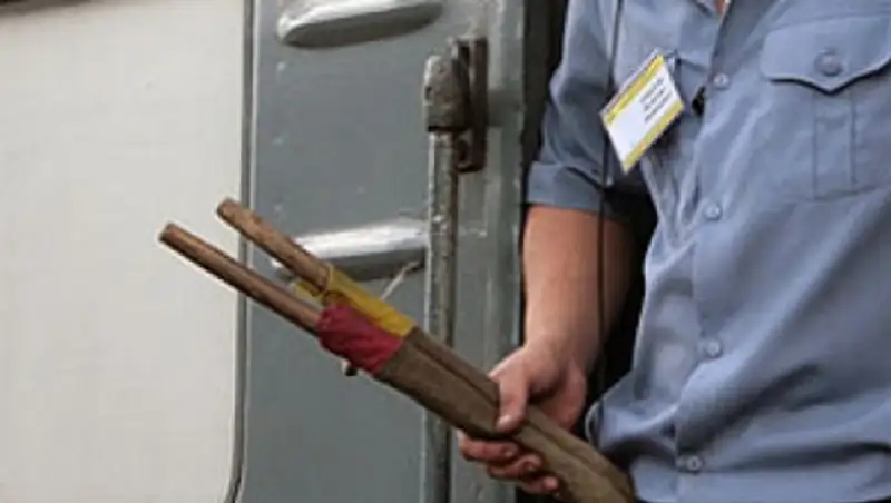 Пьяный проводник устроил дебош в поезде и сорвал стоп-кран