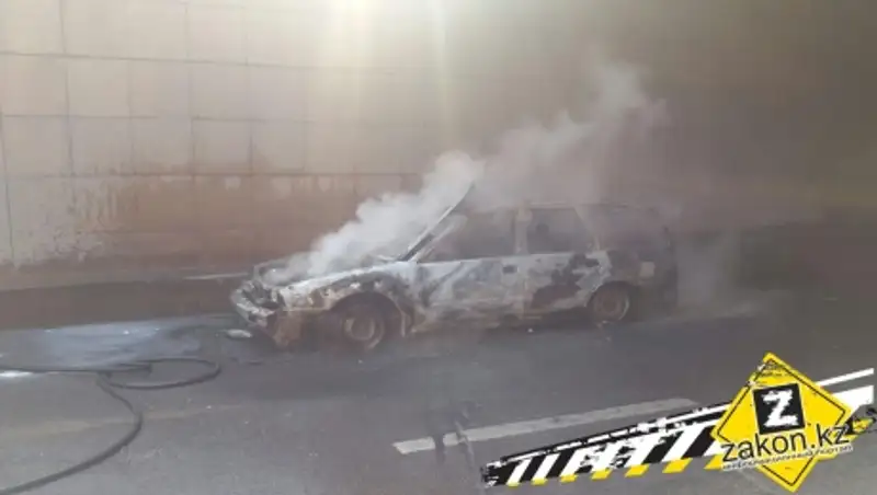 В районе "Оптовки" в Алматы сгорела машина