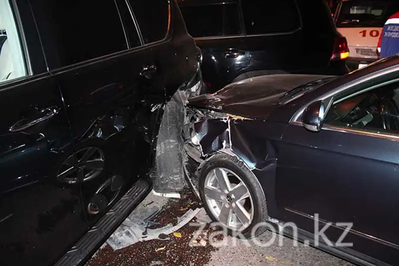 В Алматы резкий маневр водителя Фольксвагена закончился аварией (фото), фото - Новости Zakon.kz от 06.11.2013 17:45