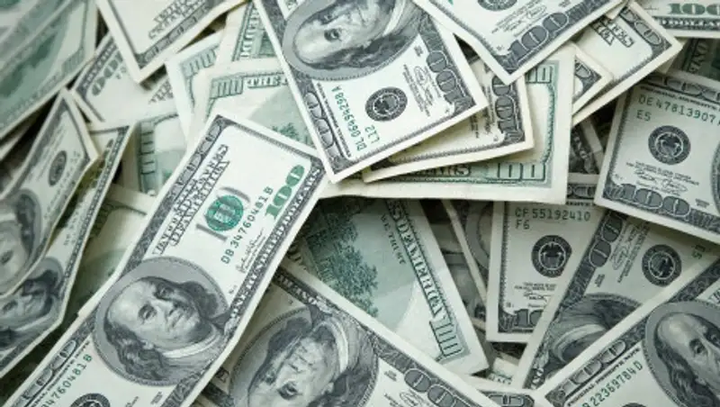 Курс доллара на торгах немного снизился