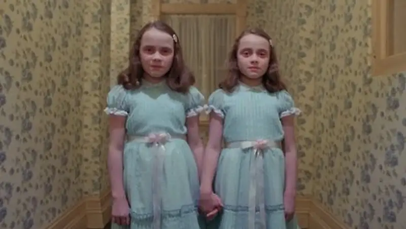 Англичанин научил дочерей играть в мертвых близняшек из «Сияния»