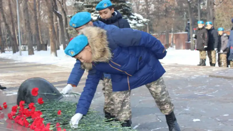 Алматинские школьники почтили память легендарного "Қара майора"