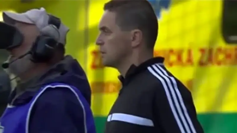 Чешского футбольного арбитра дисквалифицировали за справление нужды на поле