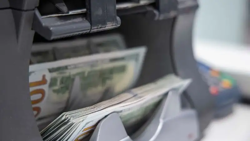 Почти в 3 раза меньше купили долларов казахстанцы в июне 2022 года