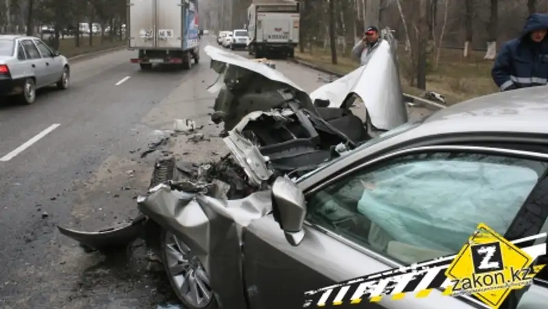 В Алматы девушка за рулем Lexus на полном ходу врезалась сзади в грузовик
