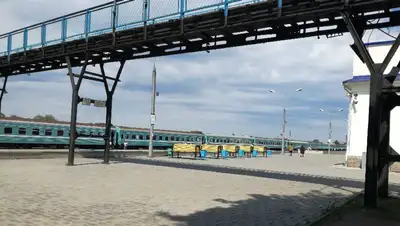 поезд мужчина Алматы ЗКО, фото - Новости Zakon.kz от 05.08.2022 14:51