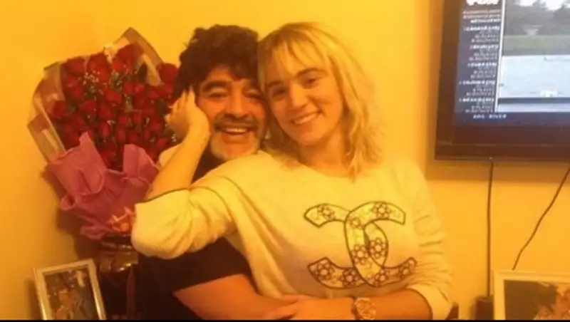 От побоев до свадьбы. 11 фото девушки, на которой хочет жениться Марадона