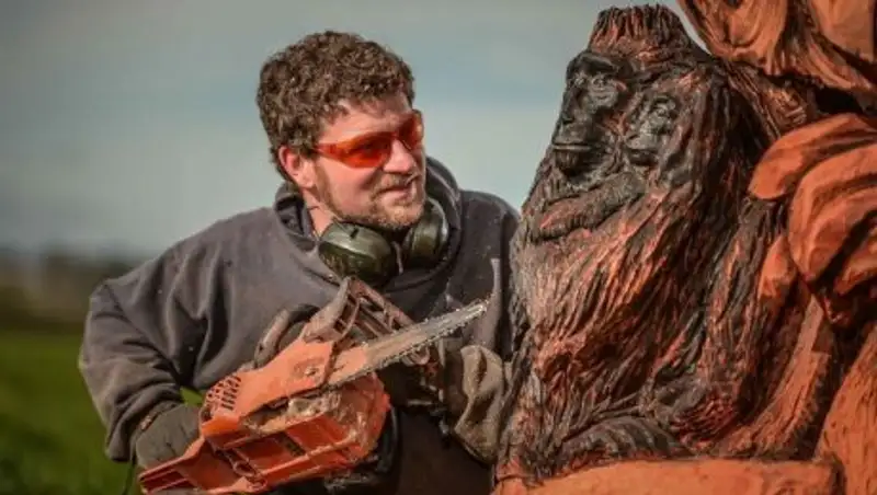 Умелец создаёт невероятно красивые деревянные скульптуры при помощи бензопилы