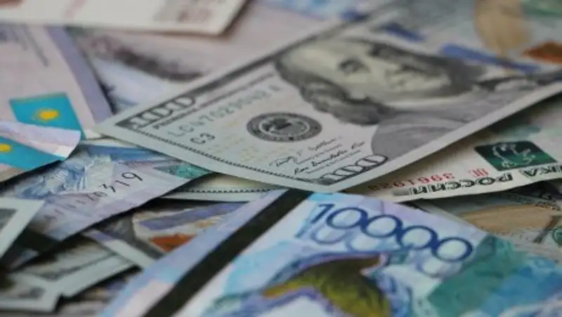 Курс доллара составил 360 тенге