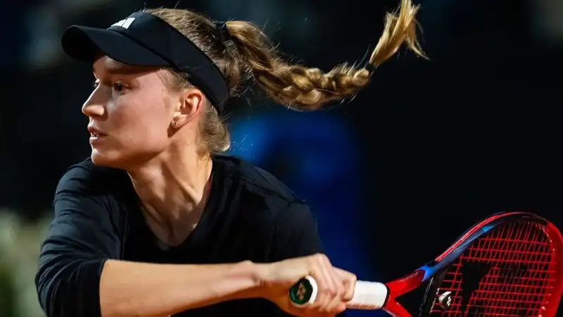 Рыбакина провела тренировку на травяном корте в Словакии