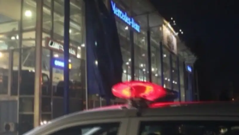 В Алматы посетитель автоцентра пытался угнать элитный внедорожник