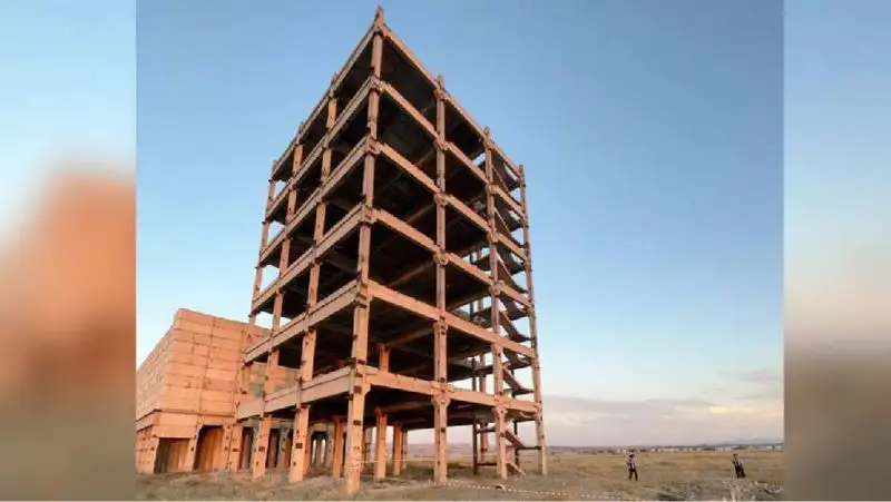 Тело девушки нашли у недостроенной высотки в Талдыкоргане