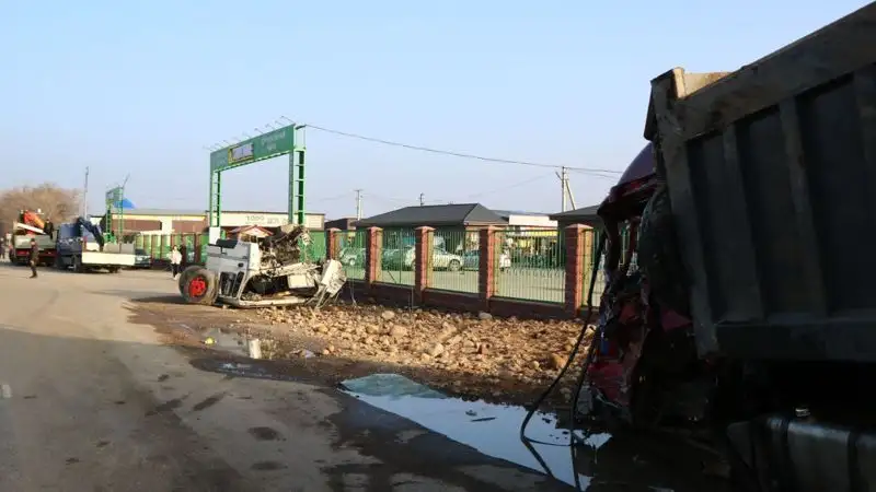 Крупное ДТП с участием двух грузовиков произошло на трассе Алматы – Бишкек, фото - Новости Zakon.kz от 14.03.2023 18:04