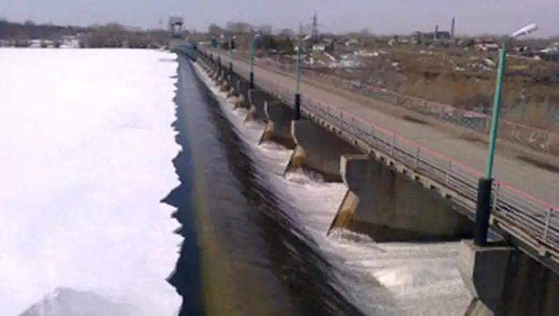 На Сергеевском водохранилище в СКО перелив достиг двух метров