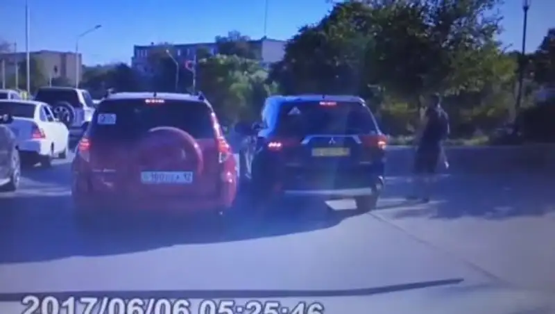 В Актау пешеход отомстил напугавшему его водителю