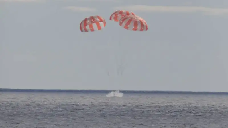 Беспилотный космический корабль Orion приводнился в Тихом океане