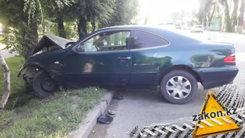 В Алматы водитель Mercedes устроил ДТП и скрылся с места аварии