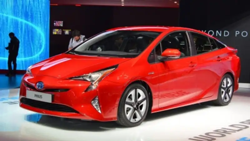 Toyota Prius стал экономичнее и вместительнее