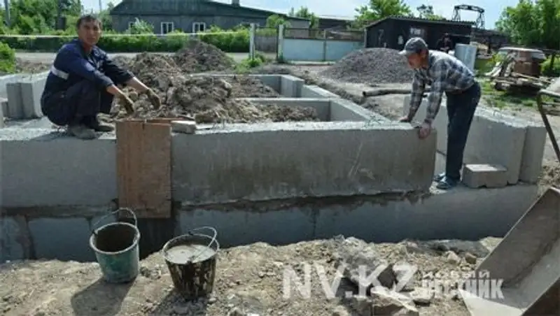 Жители поселка Кокпекты самостоятельно укрепляют дамбу, чтобы спасти огороды