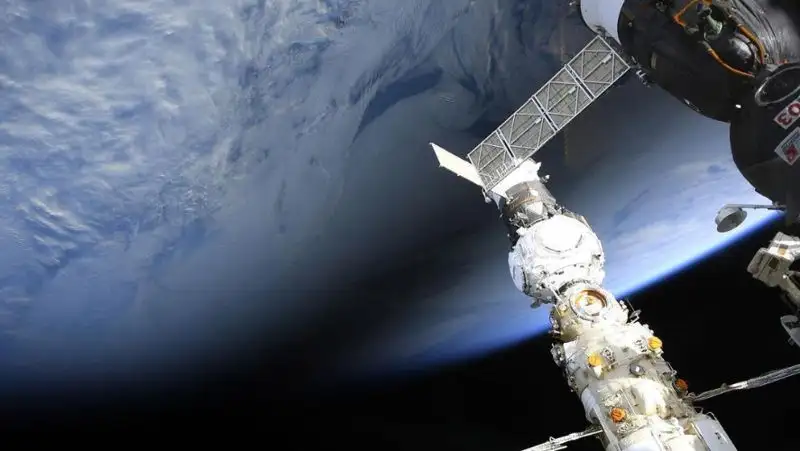 Космонавт снял разворот МКС на видео