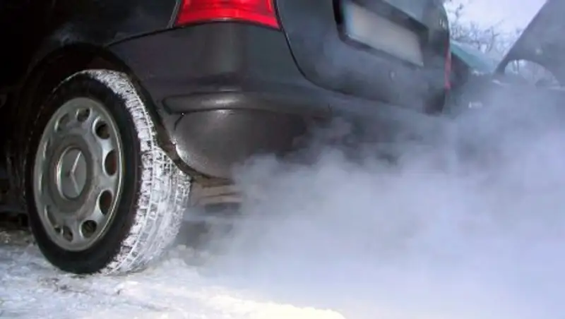 Законно ли прогревать машину во дворе?