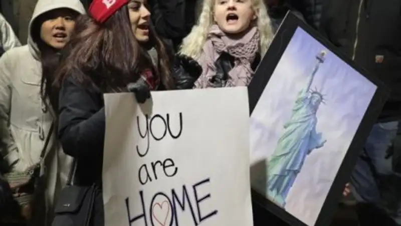 США изменят указ о мигрантах ради держателей грин-карт