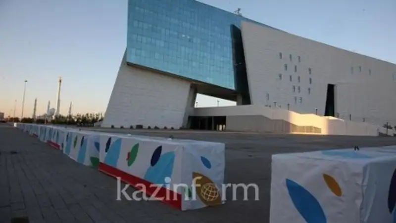 На тротуарах в Астане устанавливают антитаранные блоки