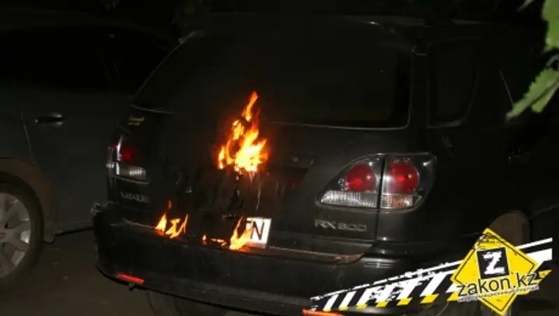 Автовандализм в Алматы продолжается: несколько машин подожгли минувшей ночью