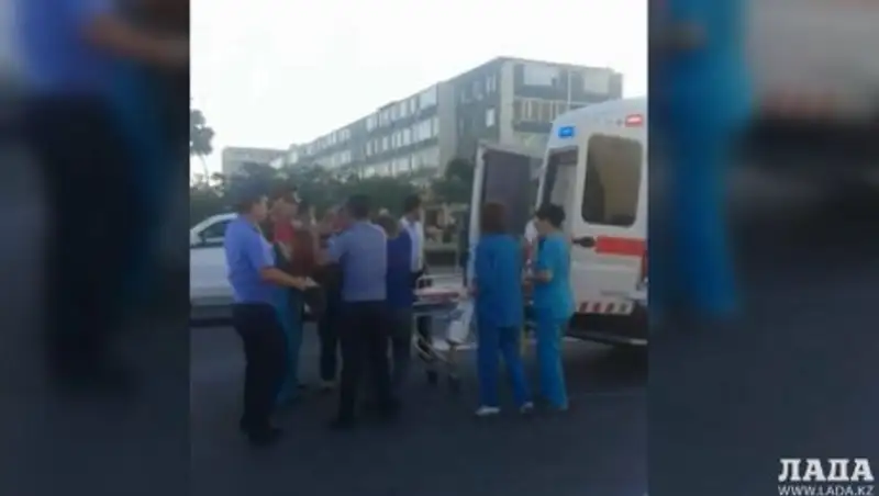 В Актау автомобиль сбил девушку на пешеходном переходе