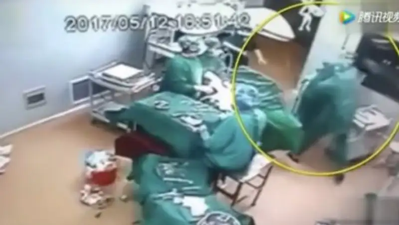 В Китае медики подрались во время операции