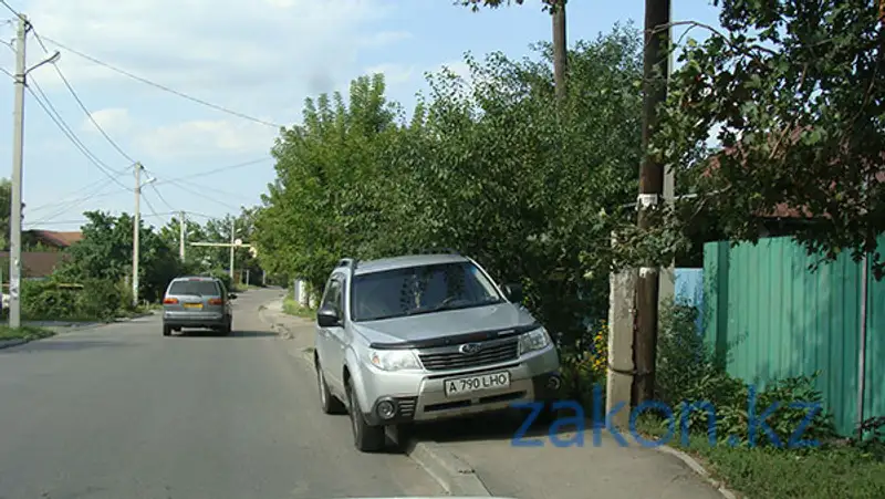 «Я паркуюсь как...»: эпопея со стихийными парковками в Алматы не заканчивается (фото), фото - Новости Zakon.kz от 22.08.2013 16:36