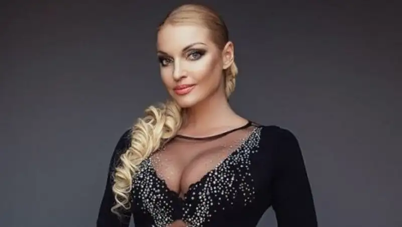 Волочкова снялась без белья и с двумя парнями