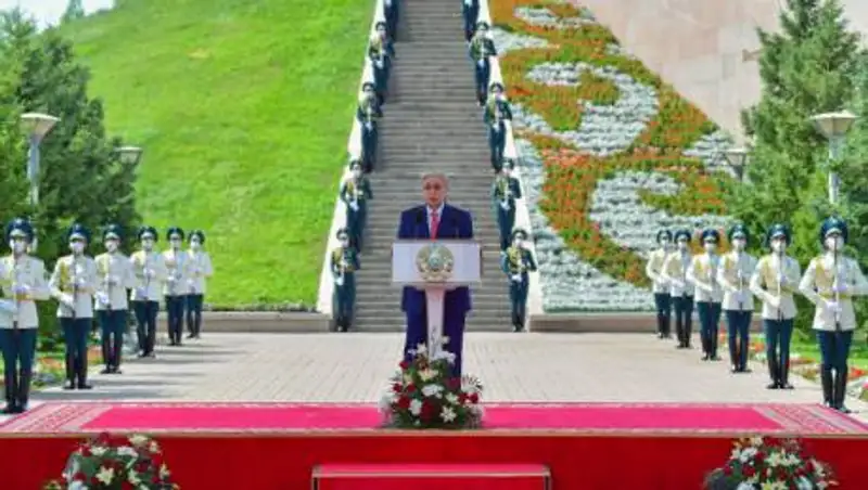 Токаев принял участие в церемонии поднятия Государственного флага