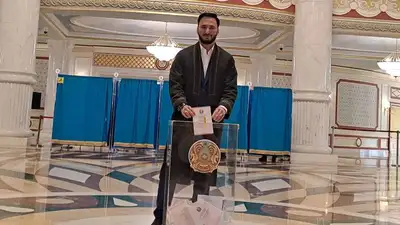 Лидер партии Respublika Айдарбек Кожаназаров пришел в чапане на выборы , фото - Новости Zakon.kz от 19.03.2023 11:58