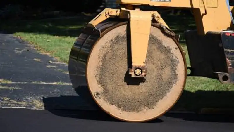 В Атырау мужчина погиб после попадания под дорожный каток