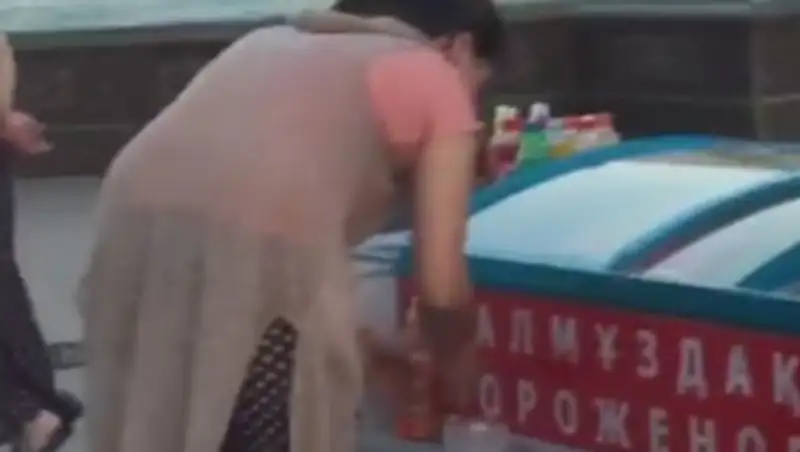 В Астане продавец мороженого мыла ложки водой из фонтана