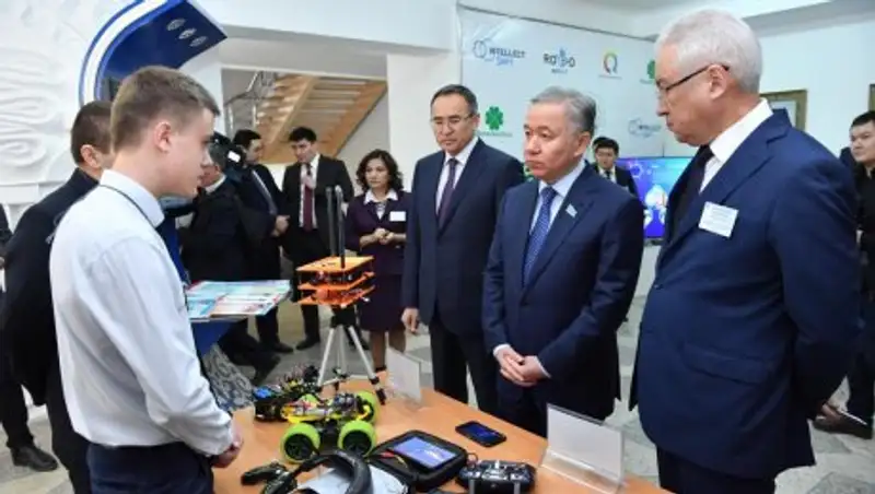 Нигматулин обсудил с молодежью инициативы Президента