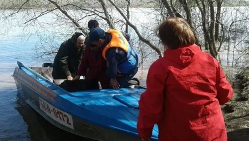 Жайық өзенінің ортасында 19 саяжай тұрғыны мінген баржа бұзылып қалды