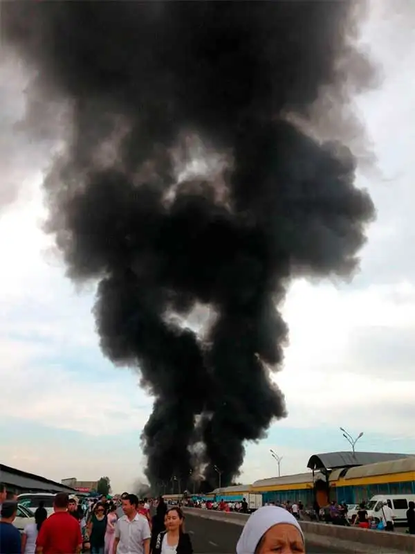 В Алматы горит один из рынков «барахолки» (фото), фото - Новости Zakon.kz от 13.09.2013 21:36